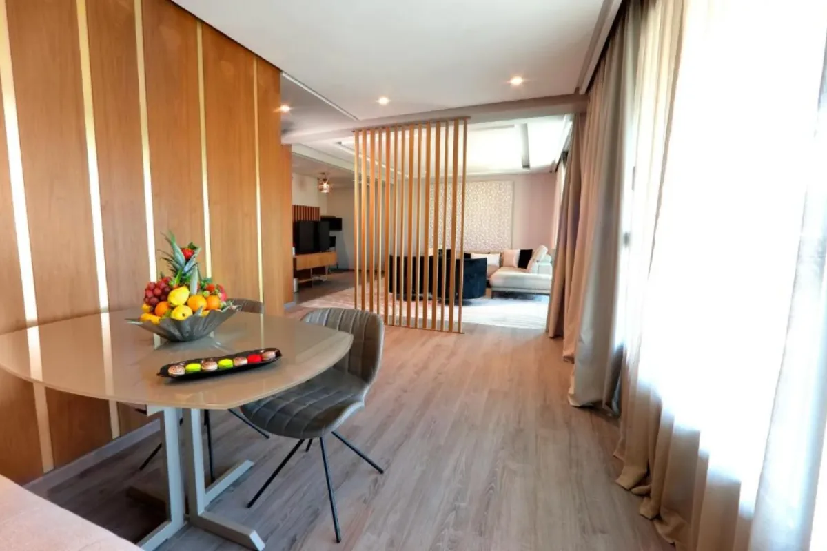 Zona de comedor de la Suite Anfa